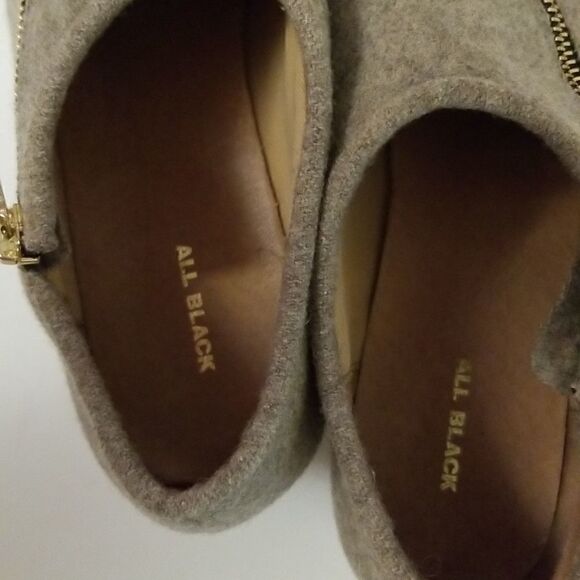 All Black, grey, felted flats. Size 40.5 - Picture 5 of 6